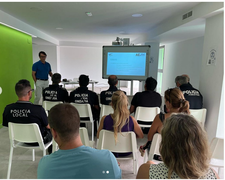 En este momento estás viendo La AEJH imparte un curso de seguridad en castillos Hinchables al personal técnico de Ondara